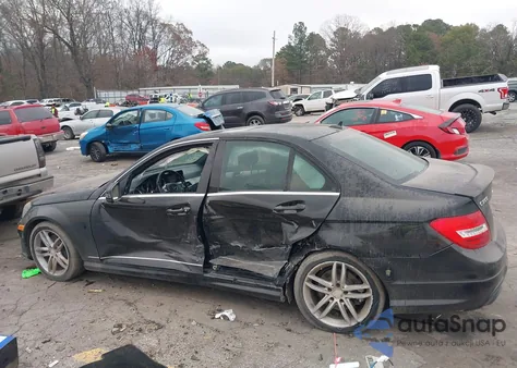 2014 Mercedes-Benz C 300 Sport 4Matic z USA, uszkodzony, nr VIN WDDGF8AB5EG217284